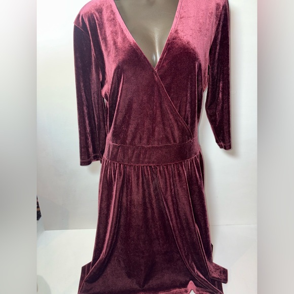 Simons Deep Burgundy Velvet Long Sleeve Dress - Picture 2 of 4